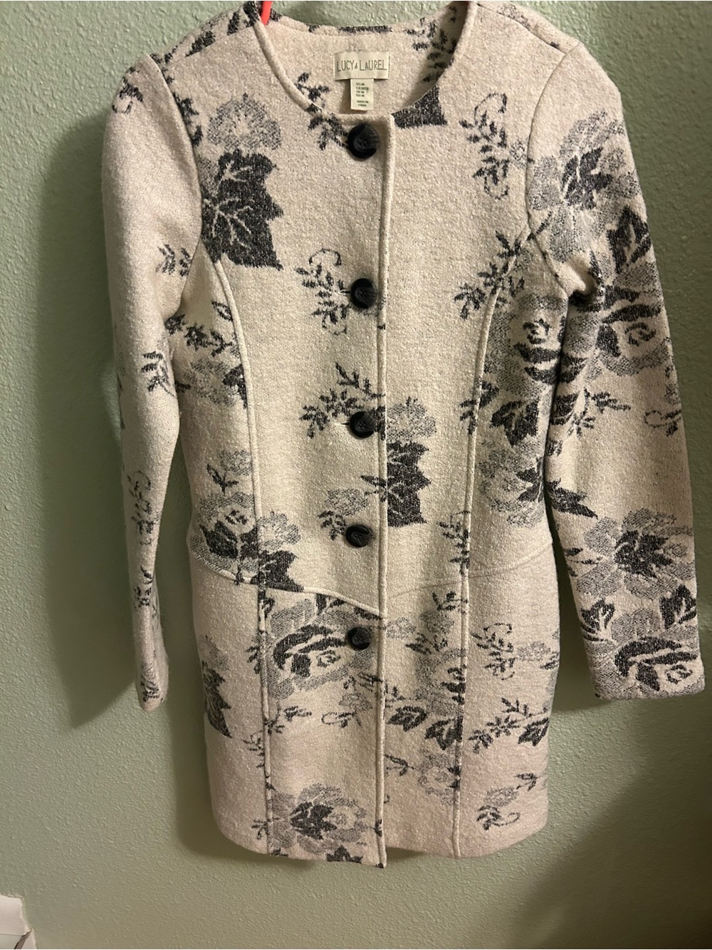 Lucy & Laurel Cream and Gray Floral Button-Front Cardigan, with pockets.Size M